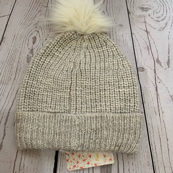 Free People Winter hat NWT - Picture 2 of 2